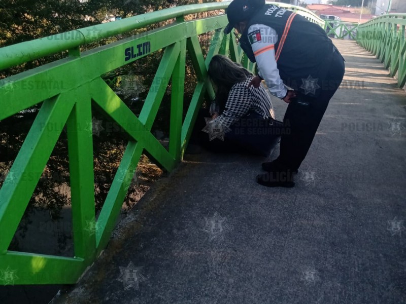 Rescatan policías a mujer que pretendía quitarse la vida