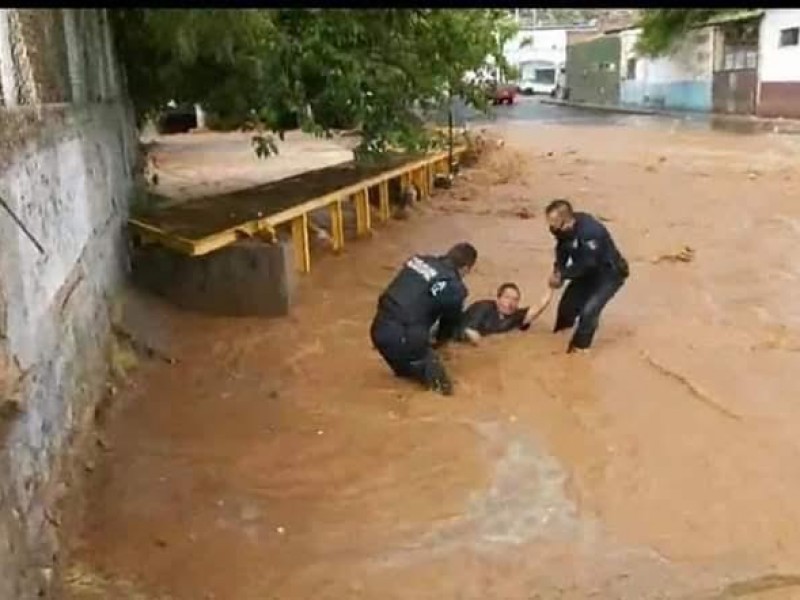 Rescatan policías a persona arrastrada por agua de arroyo