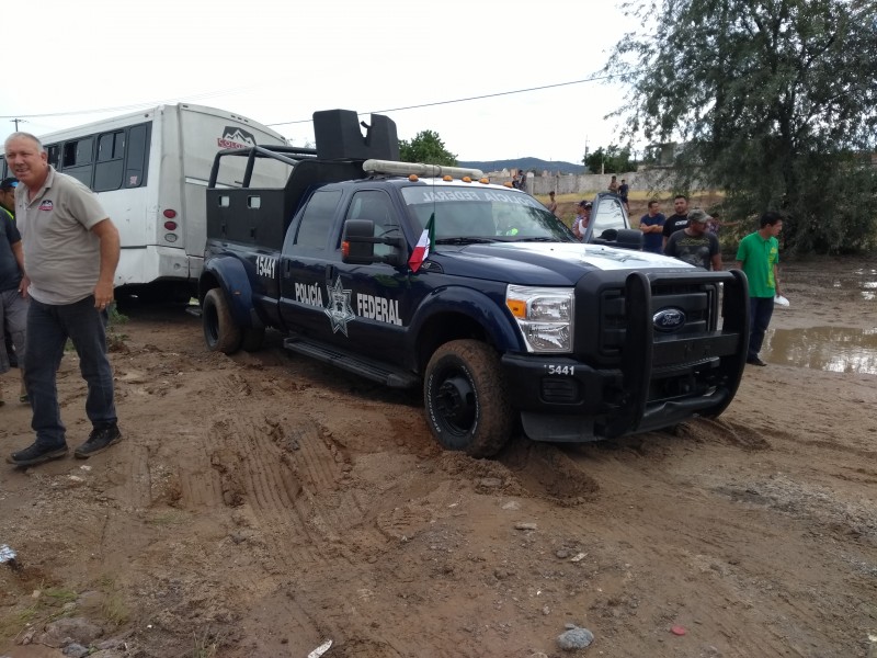 Rescatan unidades varadas por lluvia