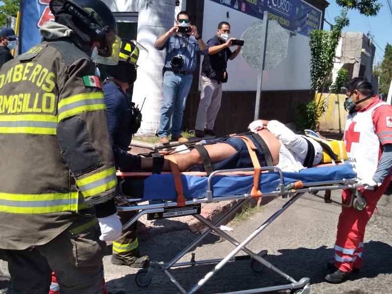 Rescate bomberos a hombre que recibió descarga eléctrica