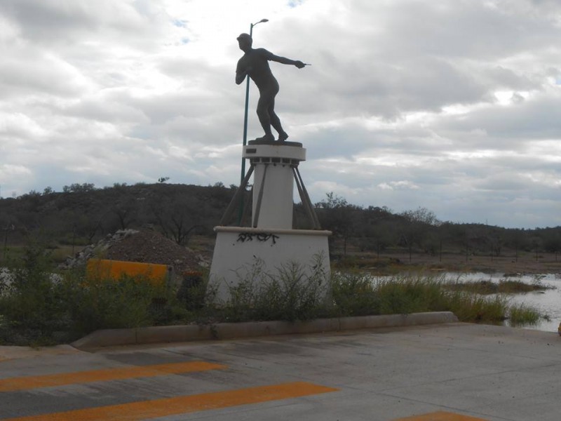 Resguardan estatua de Héctor Espino por seguridad