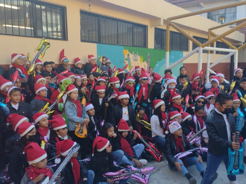 Resguardan padres de familia escuelas durante las vacaciones.