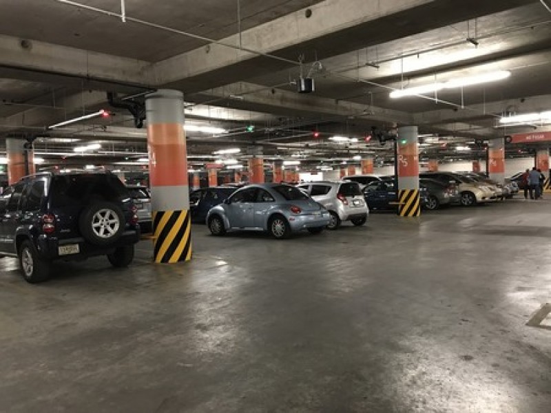Responsabilidad de empresas garantizar seguridad en estacionamientos