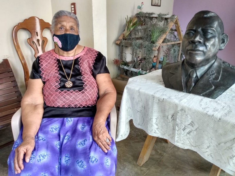 Restauran el busto de bronce del Geral Heliodoro Charis Castro