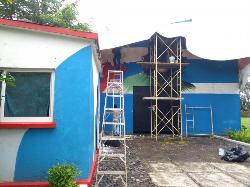 Restauran mural con motivo del festival Tuxpan-Cuba