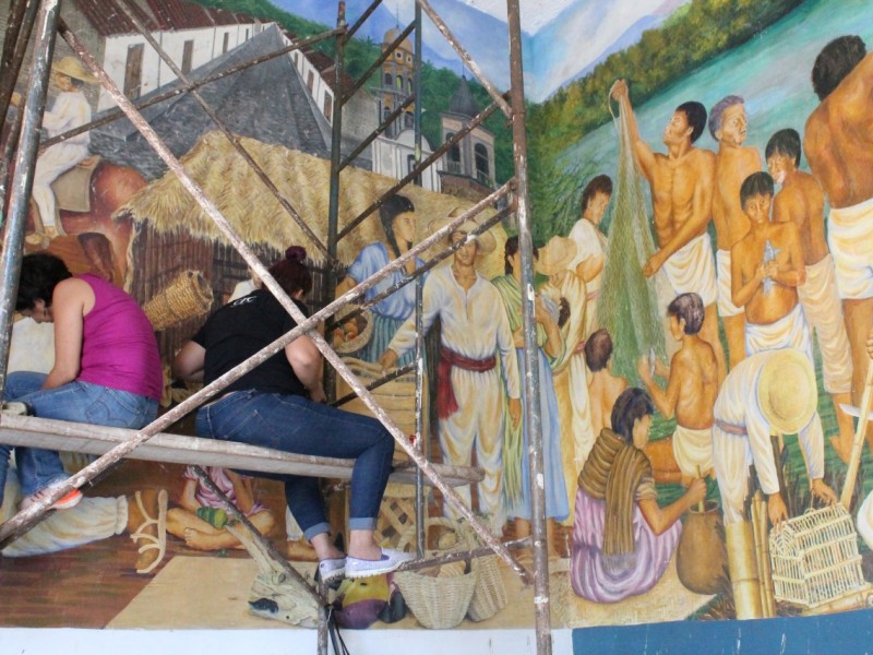 Restauran mural en el ayuntamiento de Comala
