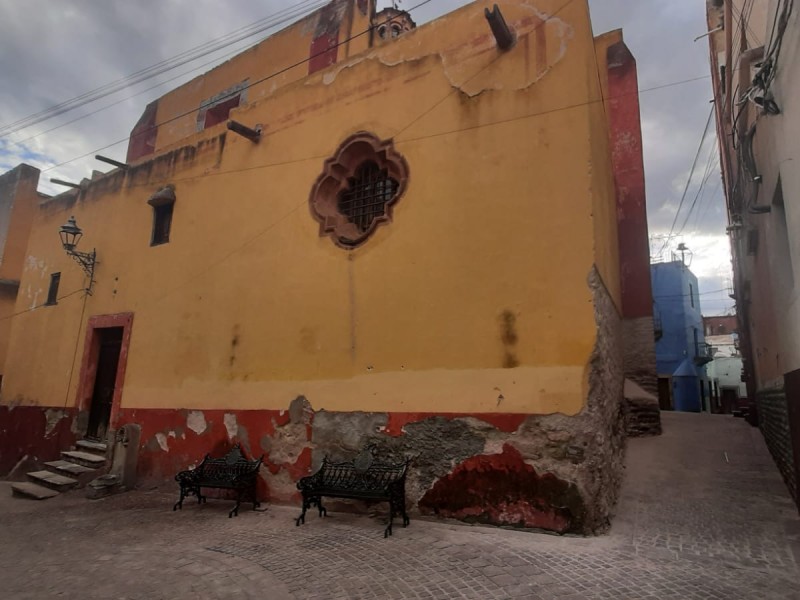 Restauran muros del templo de San Roque.