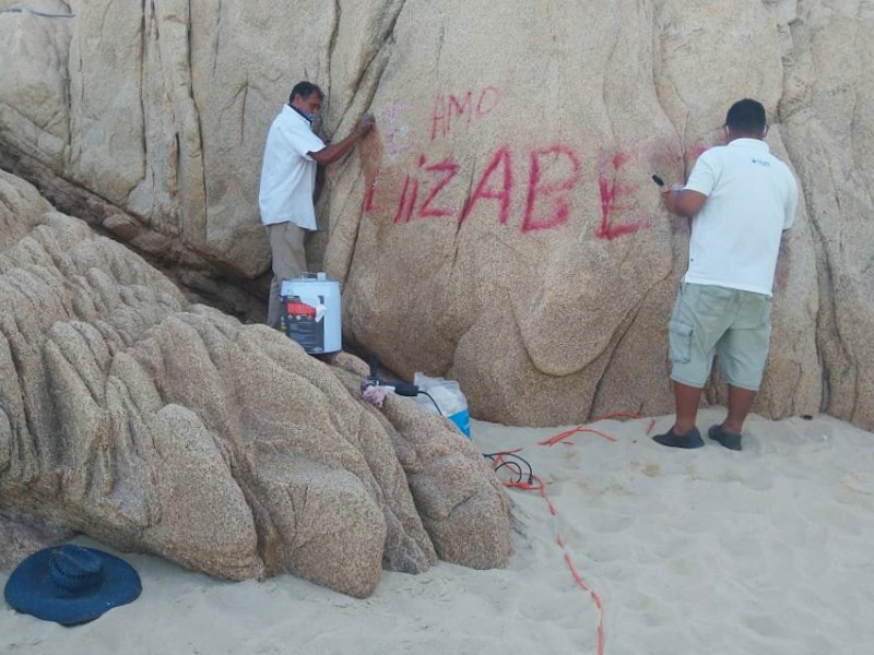 Restauran zona rocosa en playa Palmilla, afectada con graffiti