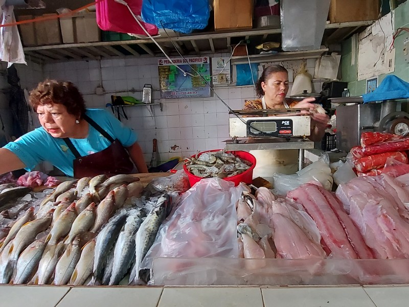 Restauranteros deciden congelar alimentos en veda para evitar golpe económico