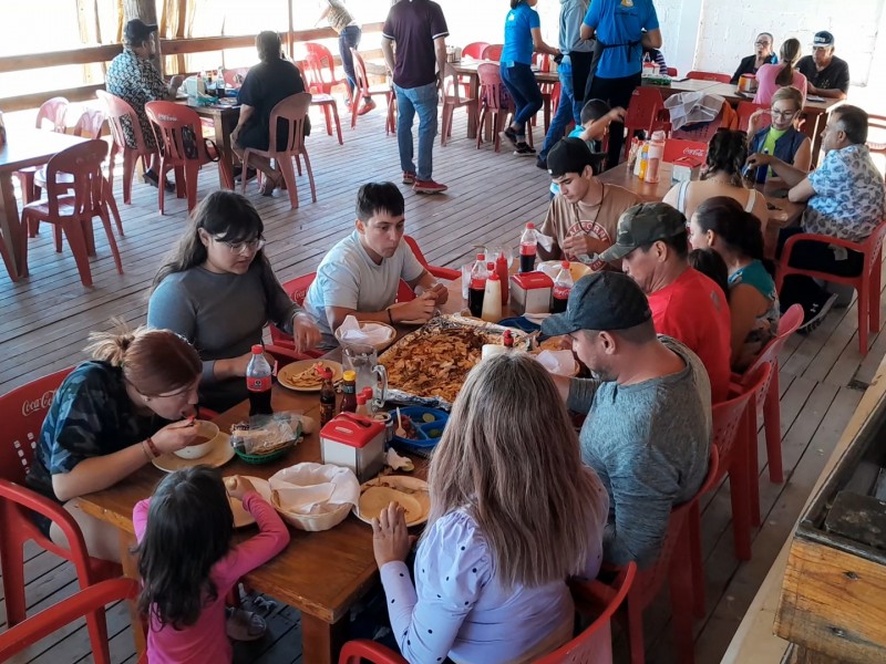 Gran afluencia de comensales en restaurantes de Las Glorias