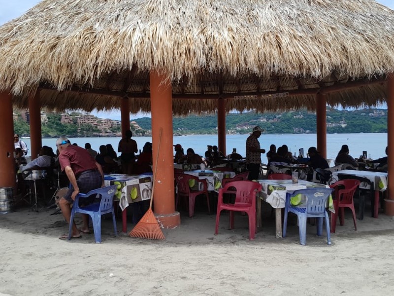 Restaurantes de playa Principal reportan ocupación del 60%
