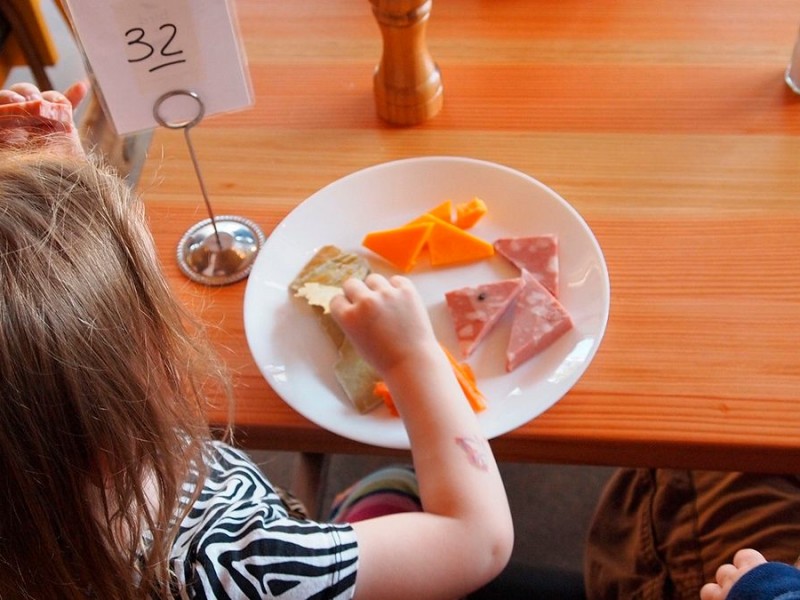 Restaurantes recuperan ventas con permiso para acceso a niños