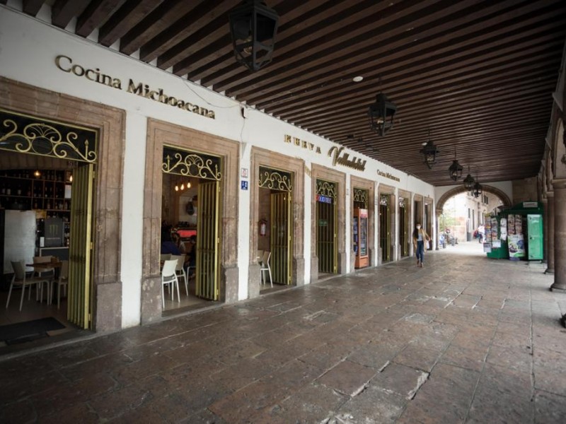 Restaurantes retiran mesas exteriores en zona del centro histórico