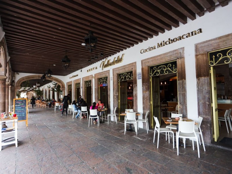 Restaurantes y bares reinstalan mobiliario al exterior de sus negocios