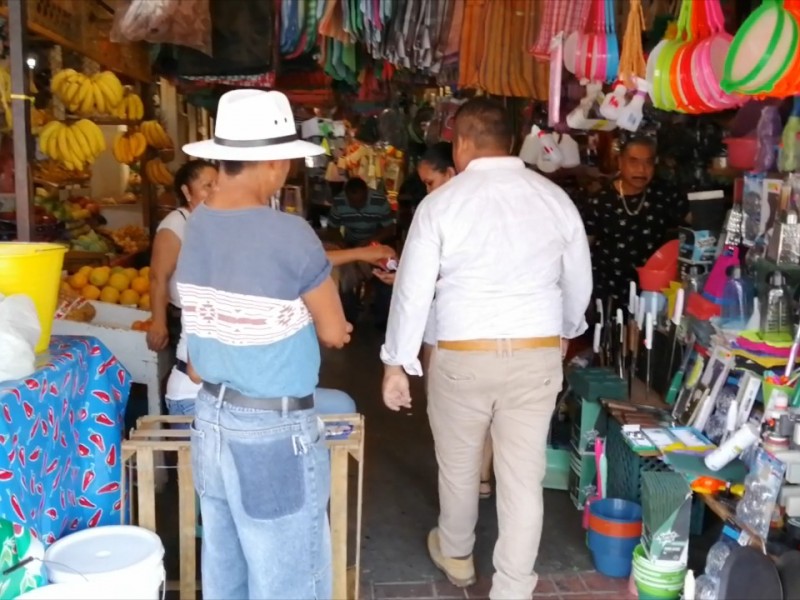 Restringen acceso a mercado municipal de Zihuatanejo
