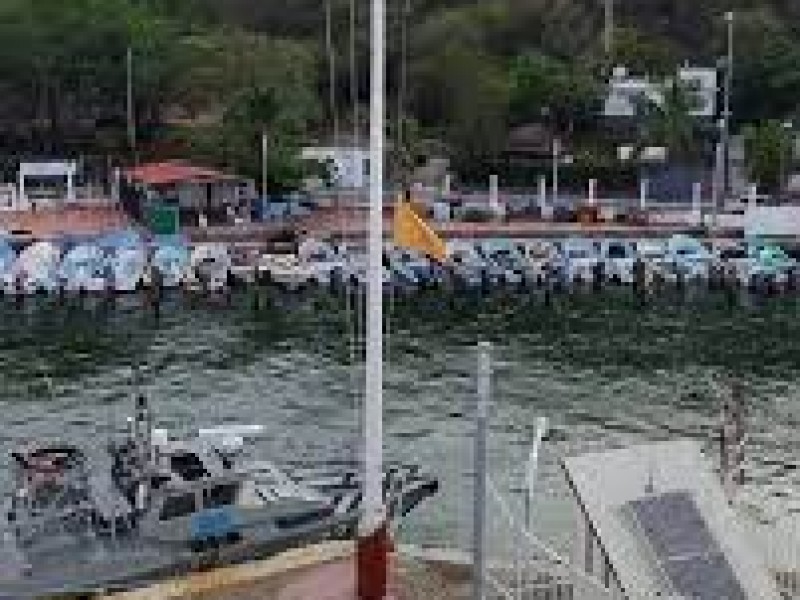 Restringen paso en puente de Huatulco por lluvias