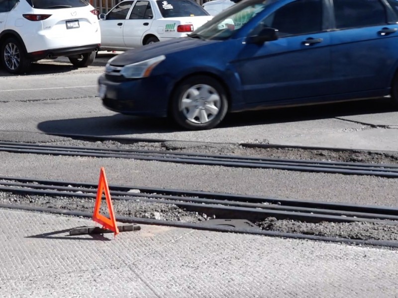 Resultan afectados vehículos por deterioro de vías de ferrocarril