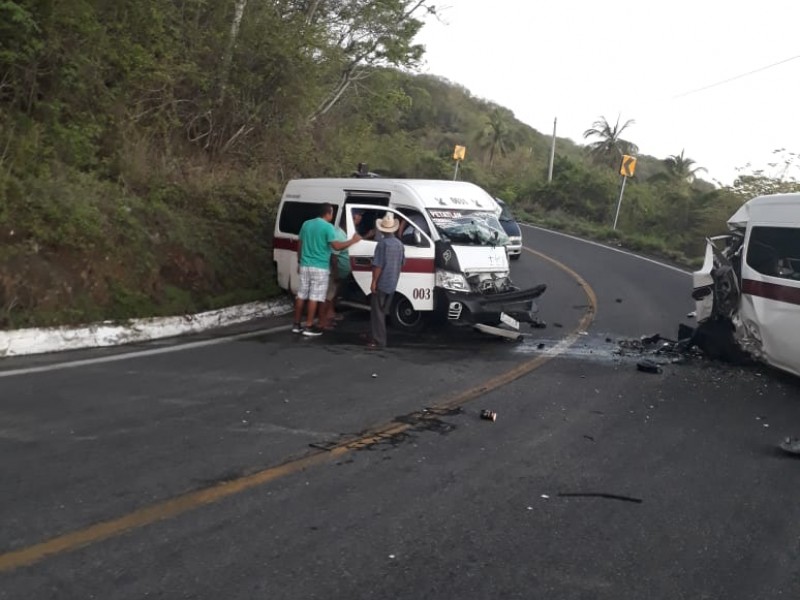 Resultan lesionadas, tres personas por choque en curva del Chacal