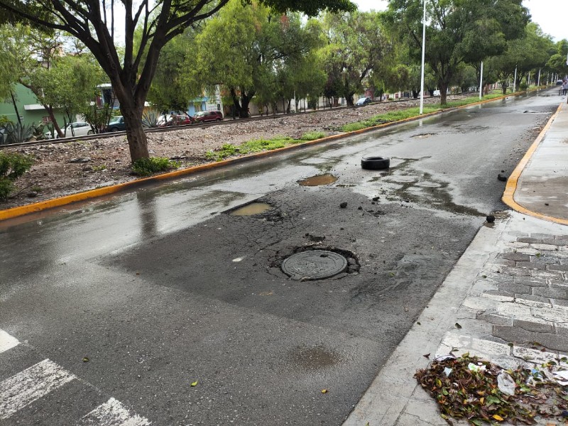 Resurgen baches y desperfectos en Vía Puebla por lluvias