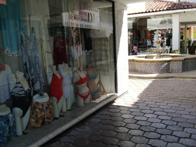 Resurgen plazas comerciales de Ixtapa, empresarios activan tiendas