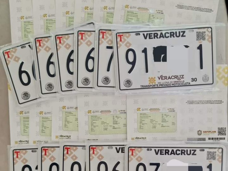 Retención de unidad e infracción por no traer placas actuales