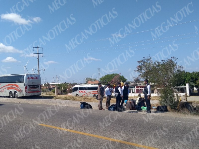 Retienen 5 autobuses en La Ventosa