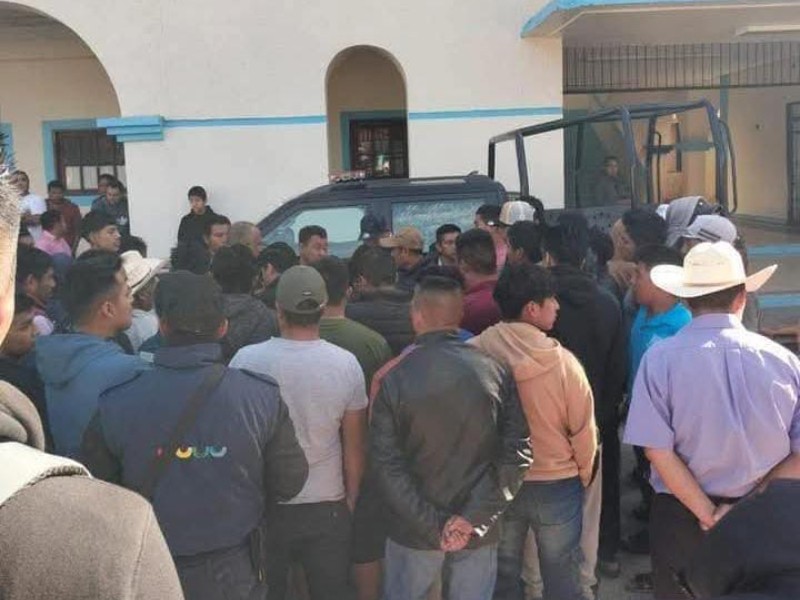 Retienen a elementos de la FGE en Chenalhó