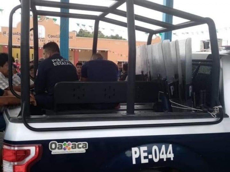 Retienen a policías estatales en Loxicha; mantienen diálogo para liberación