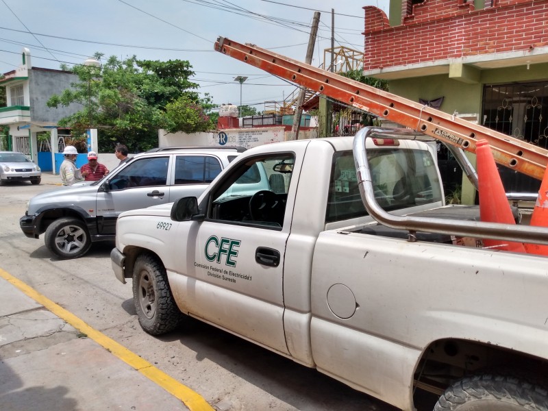 Retienen a trabajadores de CFE en el pitayal