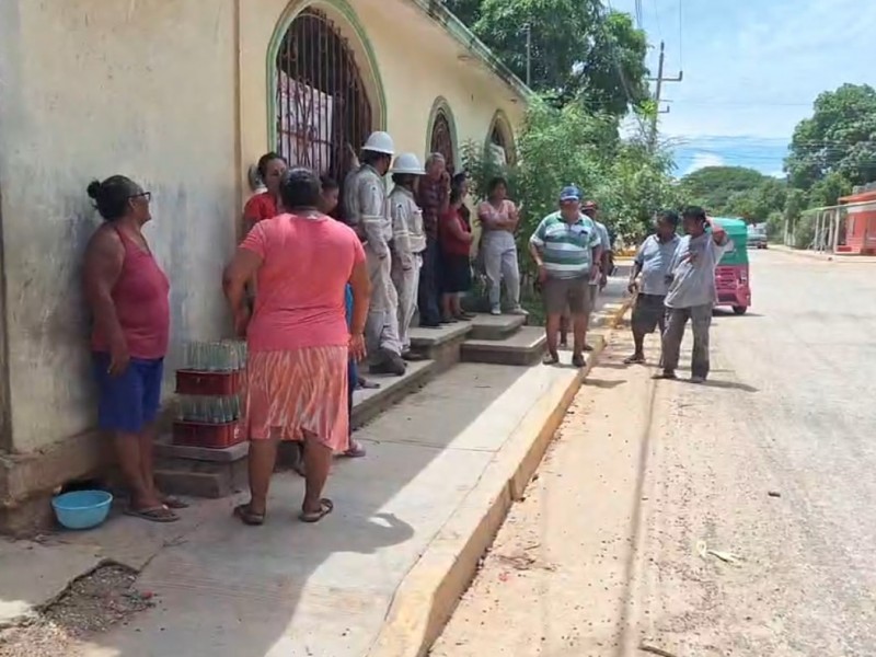Retienen a trabajadores de la CFE en Tehuantepec