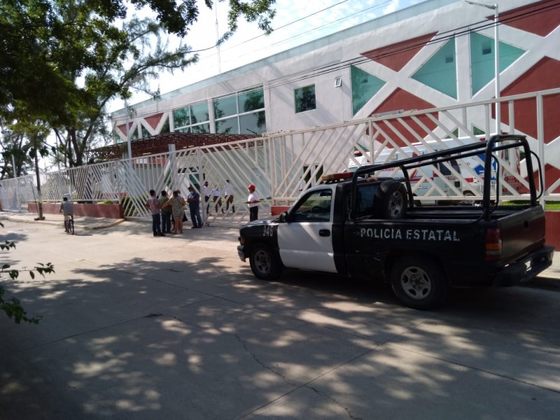 Retienen a trabajadores del Hospital General MBF de Juchitán