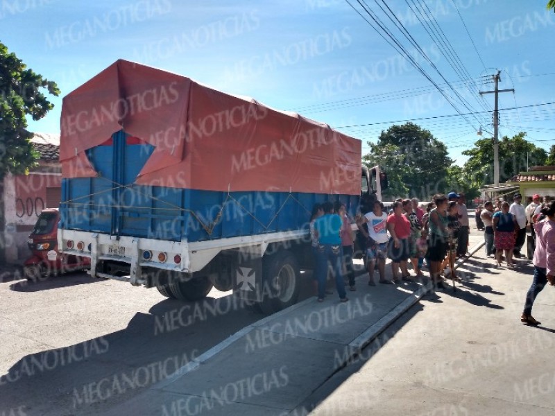 Retienen vehículo que transporta desayunos escolares en Xadani