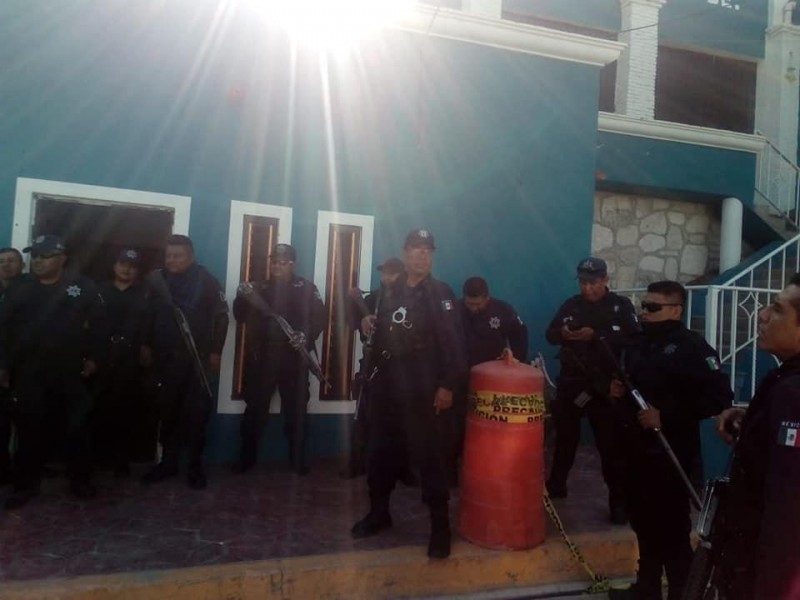 Retienen y golpean pobladores a seis policías en Teopantlán