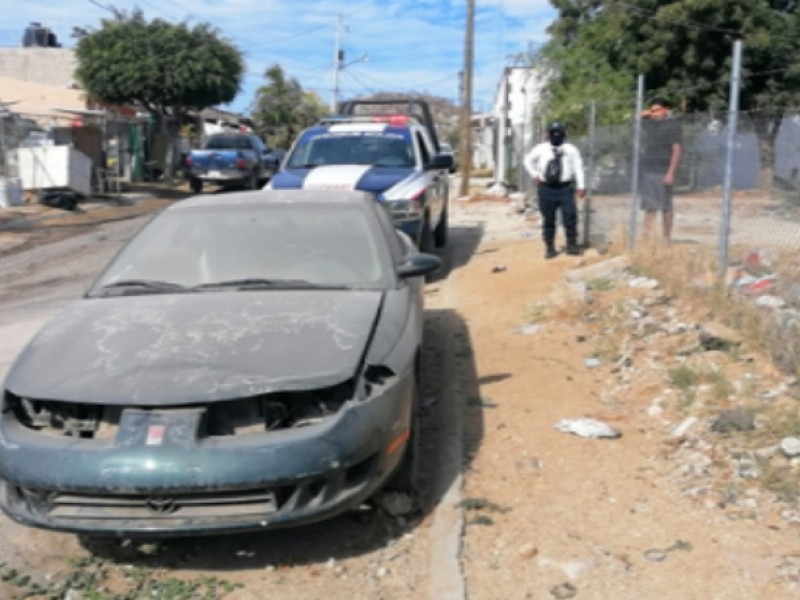 Retira tránsito municipal autos chatarra de calles