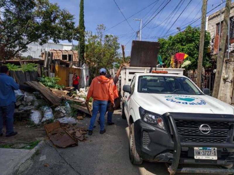 Retiran 15 toneladas de desechos en una vivienda de Guadalajara