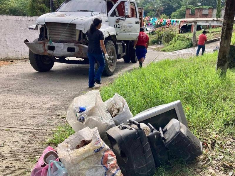 Retiran 26 toneladas en jornada de descacharrización en Tepetzintla