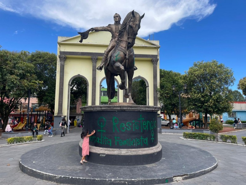 Retiran a mujeres comerciantes de parque Simón Bolívar