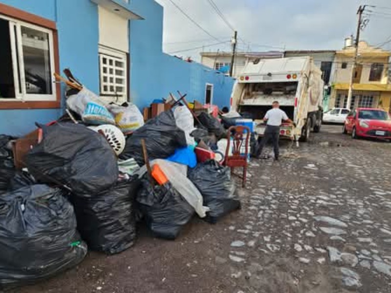 Retiran acumulación de basura en casa en Tepic