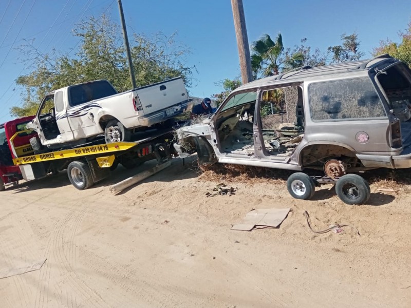 Retiran autos chatarra de la vía pública