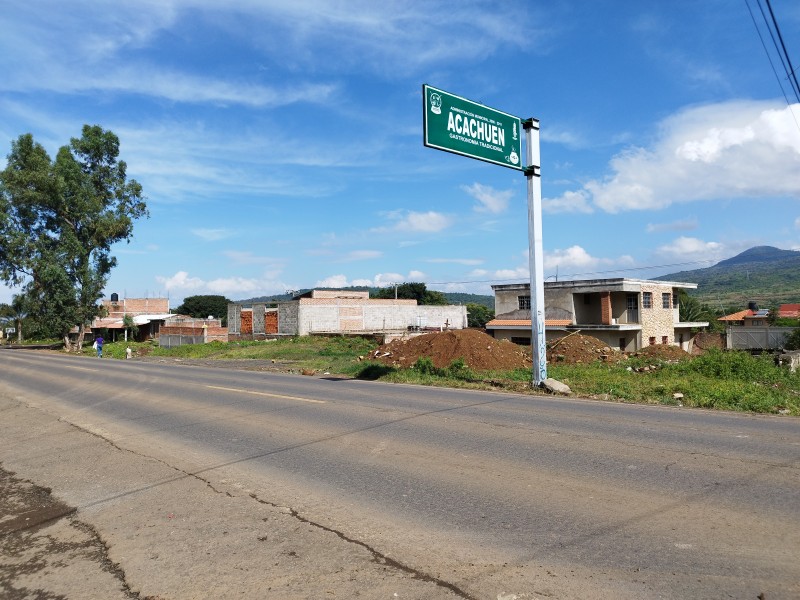Retiran bloqueo carretero en Acachuén, establecen acuerdos con gobierno estatal