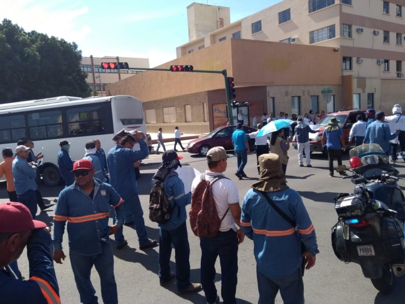 Retiran bloqueo de calles empleados municipales