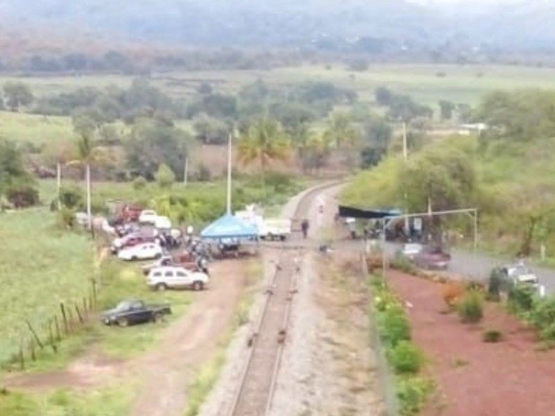 Retiran bloqueo en vías del tren en Taretan