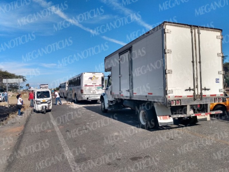 Retiran bloqueos carreteros tras acuerdo de diálogo en Oaxaca