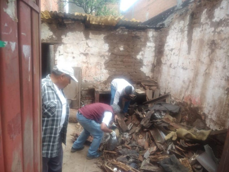 Retiran escombros de vivienda afectada por las lluvias