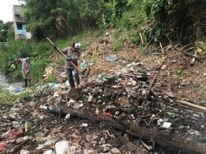 Retiran grandes cantidades de basura en arroyo de Poza Rica