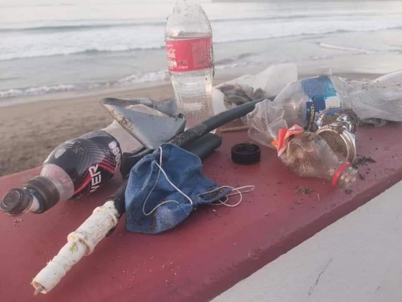 Retiran; guantes, cubrebocas y otros objetos de playas Manzanillenses