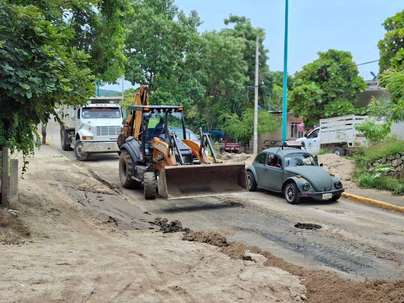 Retiran lodo en acceso al sector H3 en Huatulco