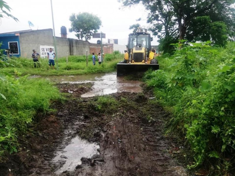 Retiran lodo y tierra en calles de Tecomán