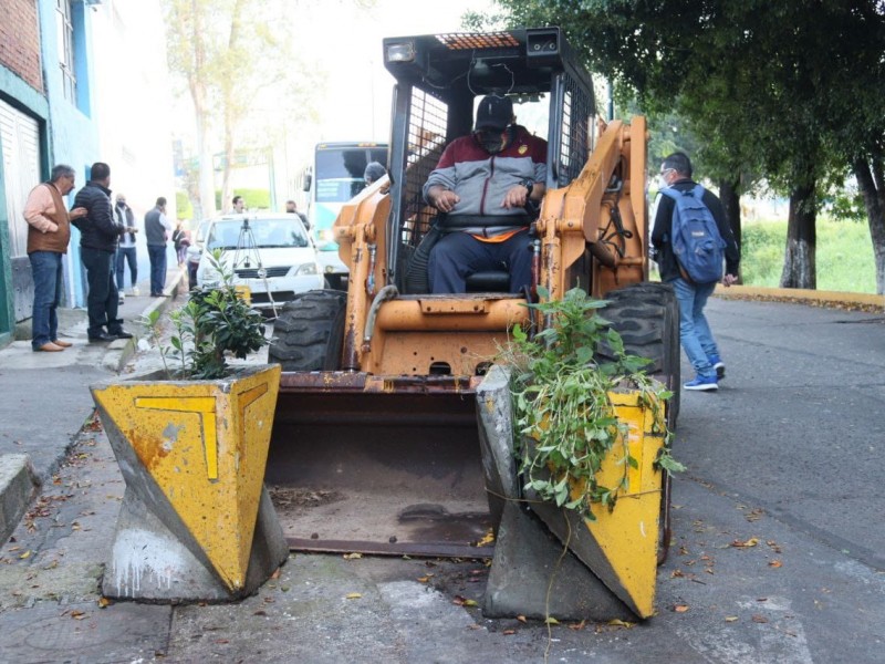 Retiran macetones de Av. Solidaridad 