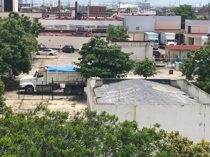 Retiran montaña de residuos de hospital del IMSS en Veracruz